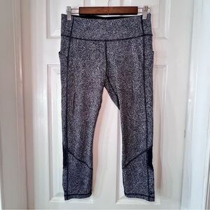 Lululemon Black‎ and White Patterned Leggings Capri Size 6